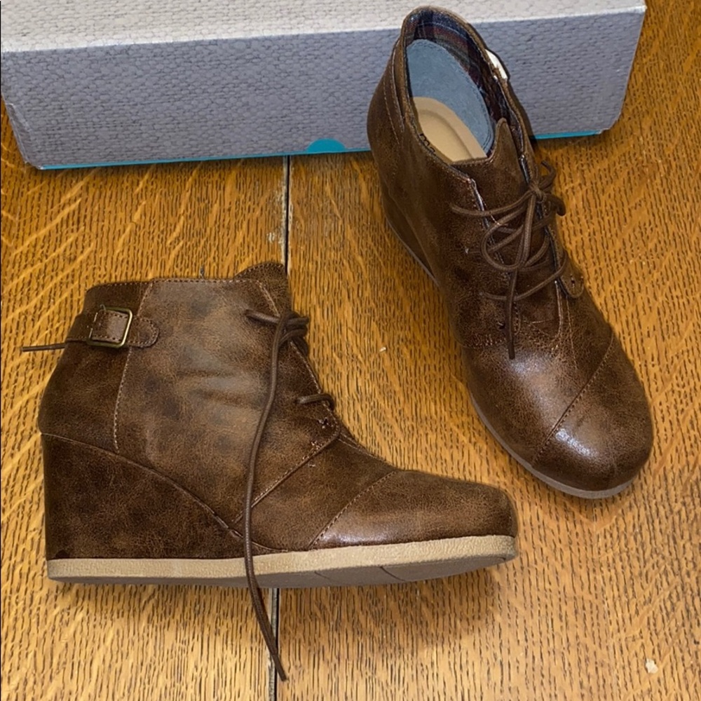 Cognac  Lace up Wedge - 8.5